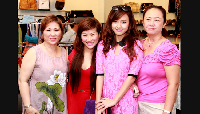 Midu và mẹ cùng diện màu hồng đi mừng cây hài Kiều Linh (váy đỏ) mở cửa hàng thời trang.